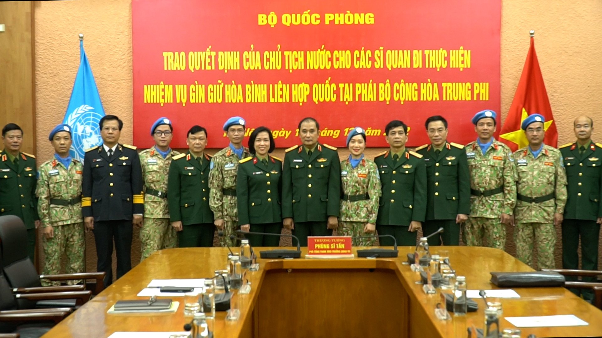 /UploadStore/admin/221216 trao QD CTN cho can bo di Trung Phi/dd851329d163093d5072.jpg